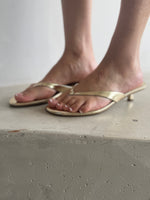 Load image into Gallery viewer, CORRI THONG HEEL GOLD