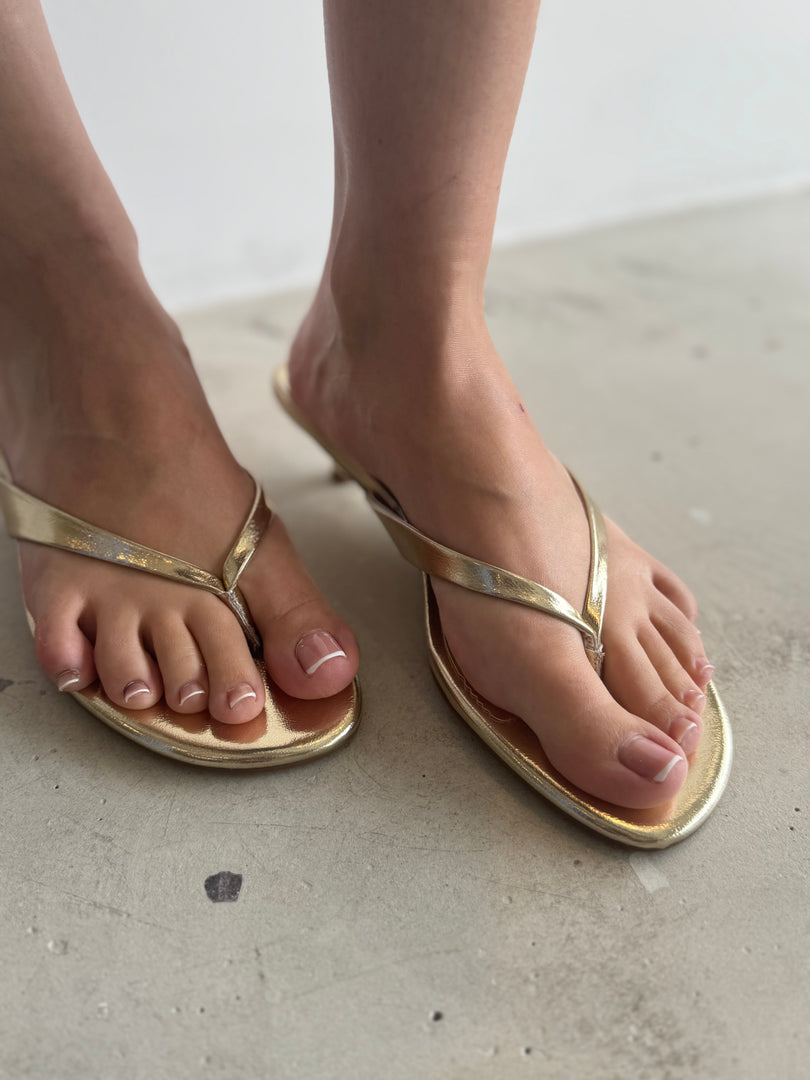 CORRI THONG HEEL GOLD