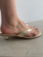 Load image into Gallery viewer, CORRI THONG HEEL GOLD