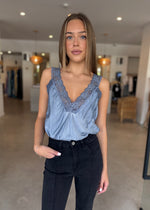 Load image into Gallery viewer, LACE CAMI - JEANS
