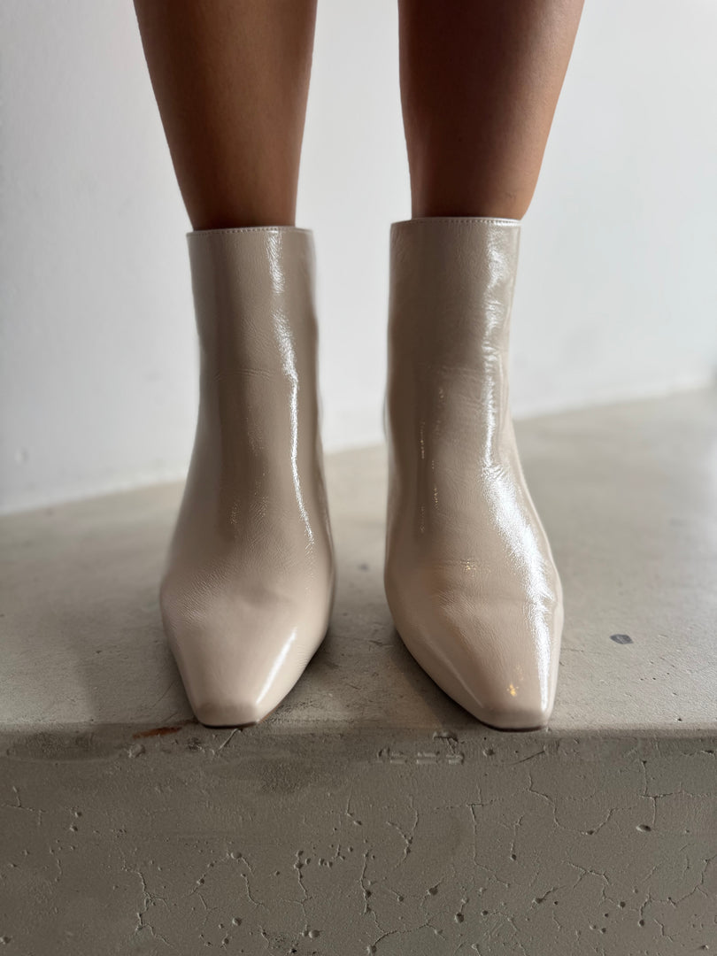 TREASURE BOOT
