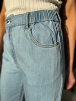 Load image into Gallery viewer, AMELIA JEANS - CHAMBRAY
