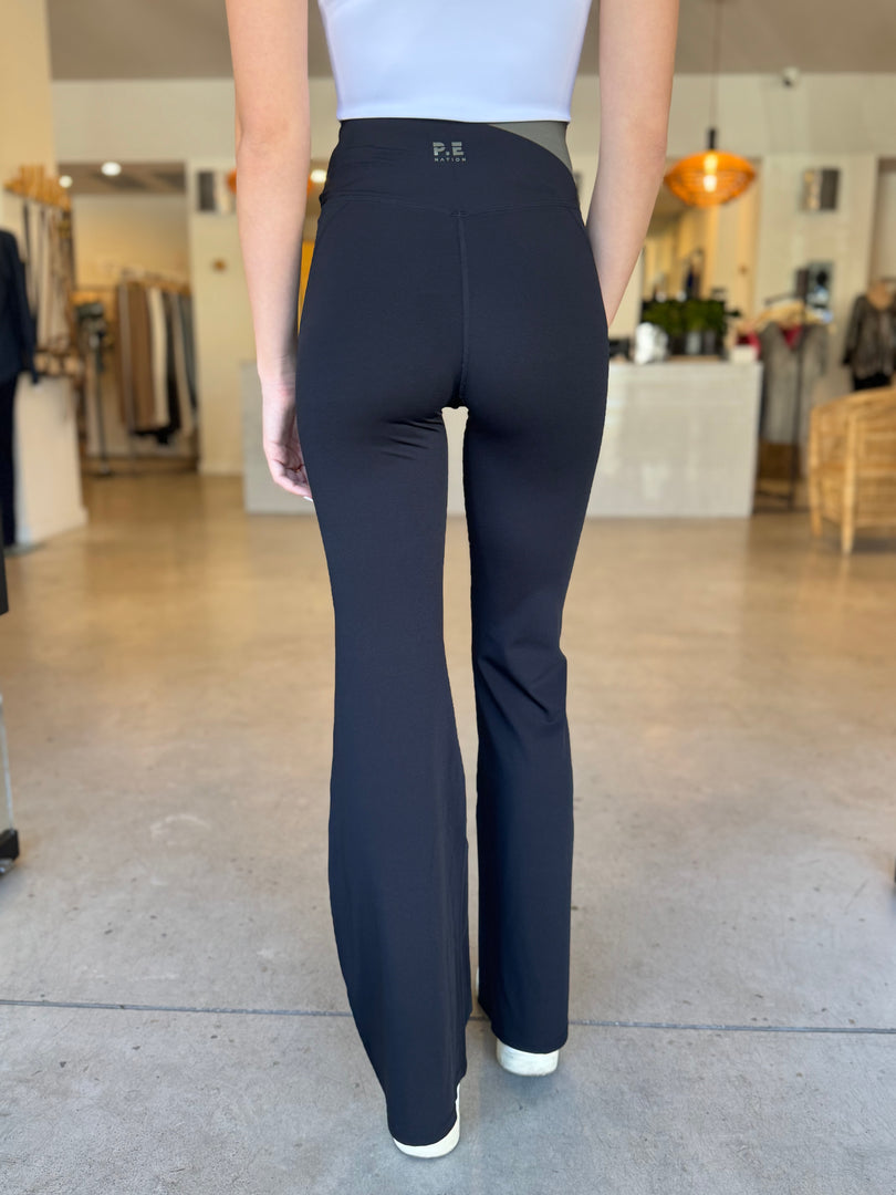 WANDER FLARE LEGGING BLACK