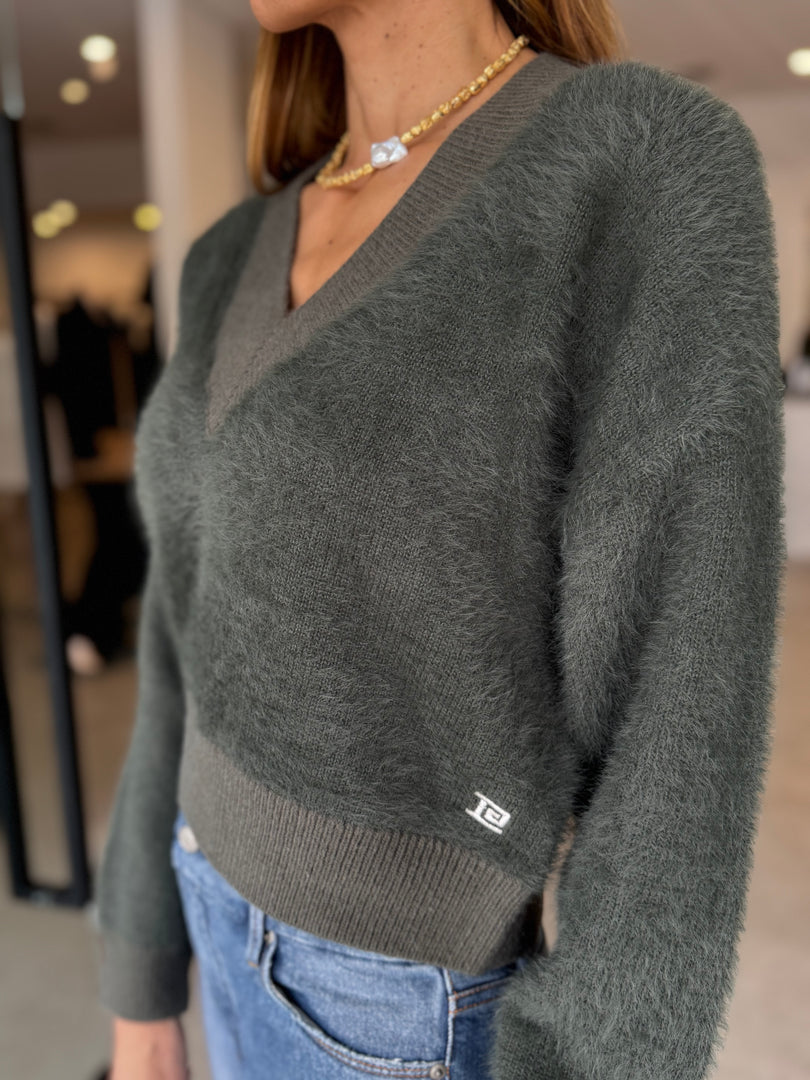 GREENPOINT V NECK KNIT CAVIAR