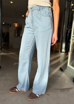 Load image into Gallery viewer, AMELIA JEANS - CHAMBRAY
