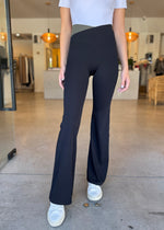 Load image into Gallery viewer, WANDER FLARE LEGGING BLACK

