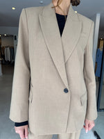Load image into Gallery viewer, MERCER BLAZER CARAMEL
