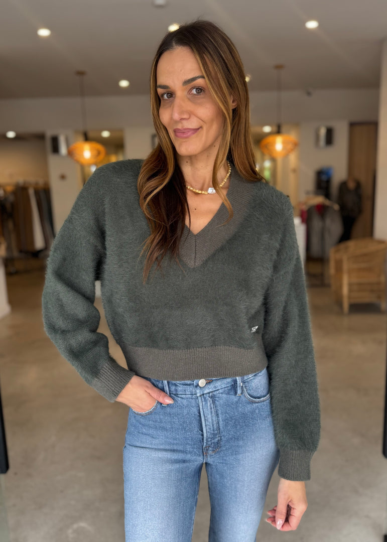 GREENPOINT V NECK KNIT CAVIAR