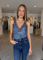 Load image into Gallery viewer, LACE CAMI - NAVY

