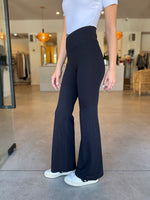 Load image into Gallery viewer, WANDER FLARE LEGGING BLACK
