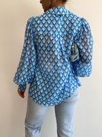 Load image into Gallery viewer, FLEETWOOD BLOUSE - BLUE GEO