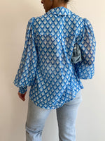 Load image into Gallery viewer, FLEETWOOD BLOUSE - BLUE GEO
