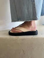 Load image into Gallery viewer, BOUNCER PLATFORM THONGS

