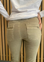 Load image into Gallery viewer, ITALIAN BUTTON JEANS - ELK
